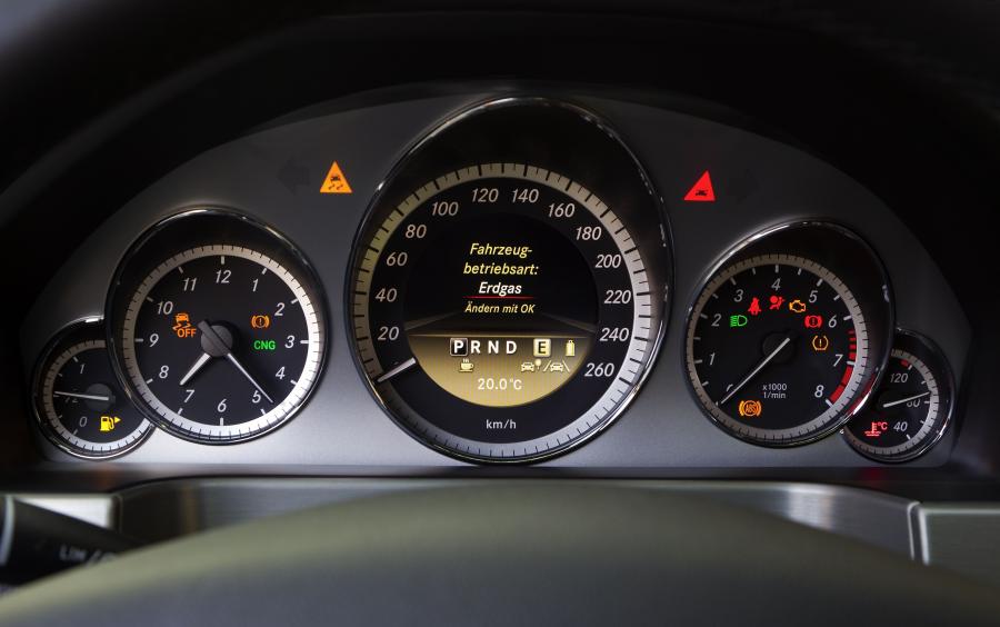  Mercedes-Benz E200 NGT 2011 года  (фото 7 из 16)